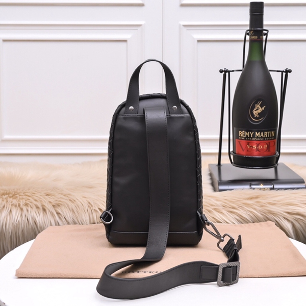 ボッテガヴェネタバッグ背面デザイン